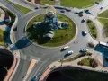 Rondo turbinowe jak jeździć: zobacz, jak samochody płynnie poruszają się po wielopasmowym rondzie z charakterystycznym monumentem.