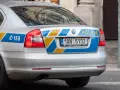 Tylna część srebrnego radiowozu z napisem "POLICIE" i numerem rejestracyjnym 1AN 5192. Widać też numer alarmowy 158.