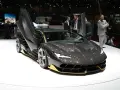 Ciemnoszary Lamborghini z otwartymi drzwiami, żółte akcenty. Zastanawiasz się, ile kosztuje Lamborghini Urus? Ten model to marzenie.