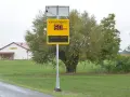 Tablica informuje o kontroli prędkości: 60 km/h, mandat 50 zł. To przypomnienie o taryfikatorze mandatów.