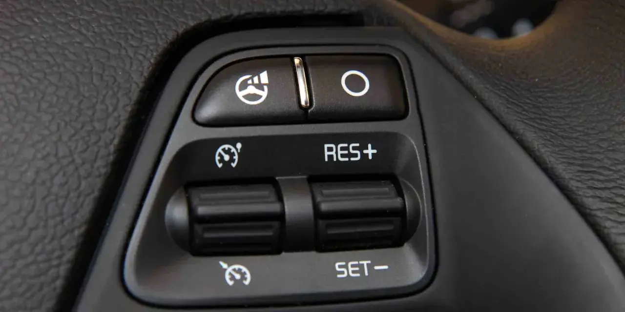 Przyciski na kierownicy: włączanie podgrzewania, wyłączanie, RES+, SET-. Ułatwiają jazdę z **cruise control**.