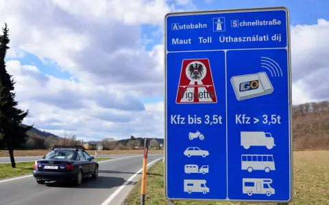 Znak drogowy w Austrii informuje o opłatach za autostrady i drogi szybkiego ruchu. Sprawdź e-winieta Austria cena dla pojazdów do i powyżej 3,5t.