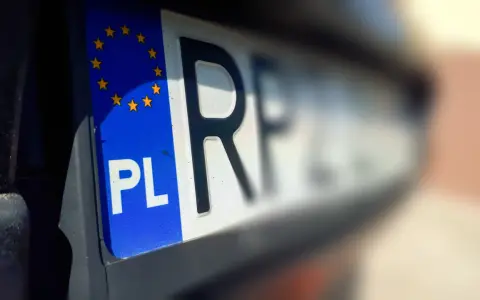 Zbliżenie na polską tablicę rejestracyjną z symbolem Unii Europejskiej. Litery "PL" i fragment numeru wskazują na rrs rejestracja.
