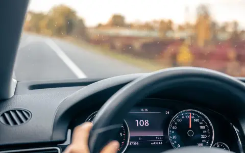 Prędkościomierz pokazuje 108 km/h. Kierowca pędzi, ryzykując kolejny mandat za recydywę.