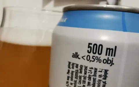 Szklanka piwa i puszka z informacją "alk. < 0,5% obj.". Zastanawiasz się, ile promili po jednym piwie? To piwo ma poniżej 0,5% alkoholu.