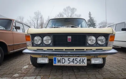 Kremowy Fiat 125p z polską tablicą rejestracyjną WD 5456K.
