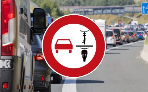 Znak zakazu wjazdu dla samochodów, rowerów i motocykli. Korek na autostradzie, widoczna wwl rejestracja.