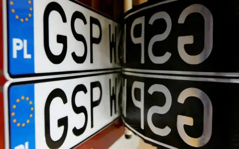 Dwie tablice rejestracyjne GSP W192, jedna z symbolem PL i gwiazdkami UE, druga czarna. Knt rejestracja.