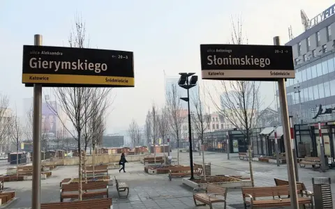 Znaki uliczne w Katowicach: Gierymskiego i Słonimskiego. Miejsce z ławkami i drzewami, idealne na sk rejestracja.