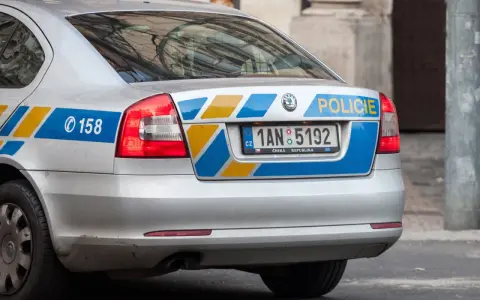 Tylna część srebrnego radiowozu z napisem "POLICIE" i numerem rejestracyjnym 1AN 5192. Widać też numer alarmowy 158.