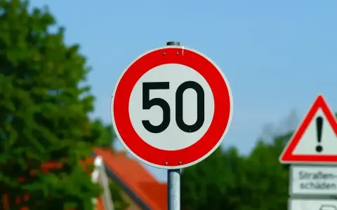 Znak ograniczenia prędkości do 50 km/h. Uważaj, przekroczenie prędkości o 50 km/h może być niebezpieczne.