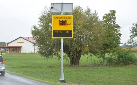 Tablica informuje o kontroli prędkości: 60 km/h, mandat 50 zł. To przypomnienie o taryfikatorze mandatów.