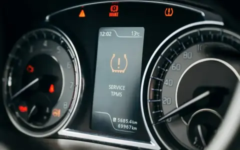 Na desce rozdzielczej świeci się kontrolka ciśnienia opon TPMS. Wskazuje na problem z jednym z kół.