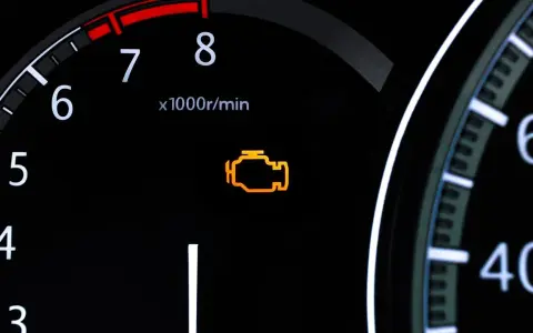 Pomarańczowa kontrolka silnika na desce rozdzielczej. Zastanawiasz się, jak skasować błąd check engine bez komputera?