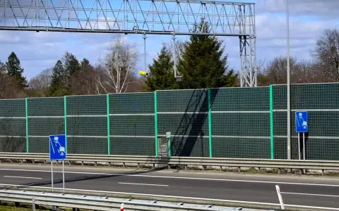 Znak informuje o odcinkowym pomiarze prędkości. Uważaj na drogach, by nie dostać mandatu.