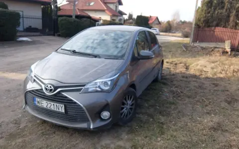 Szary Toyota Yaris, zaparkowany na poboczu. Może to kara UFG za brak OC?
