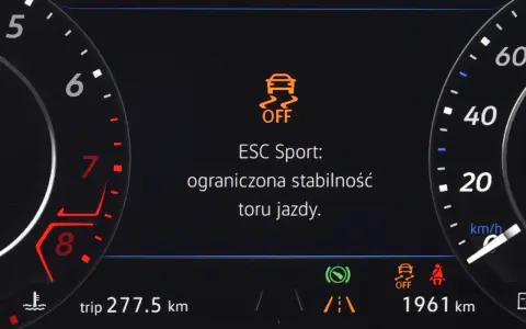 Na desce rozdzielczej świeci się kontrolka ESP OFF, informując o ograniczonej stabilności toru jazdy w trybie ESC Sport.