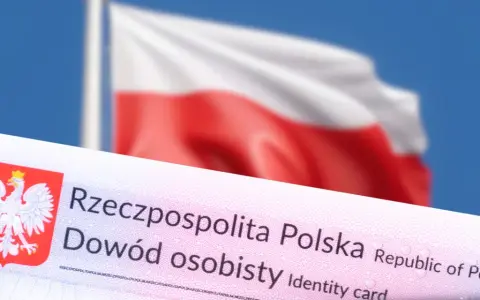 Polski dowód osobisty z orłem i flagą w tle. Dokument potwierdza tożsamość obywatela Rzeczypospolitej Polskiej.