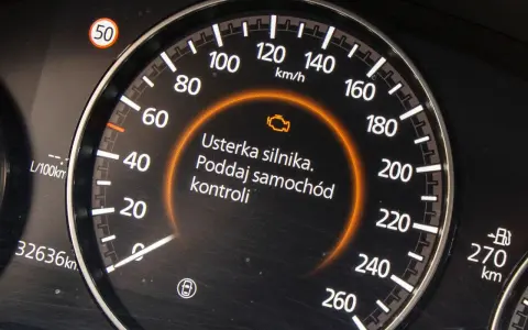 Na desce rozdzielczej świeci się kontrolka "usterka silnika", wskazując na tryb awaryjny. Samochód wymaga kontroli.