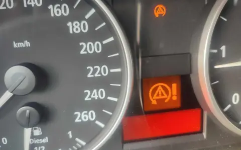 Kontrolka DTC BMW: kontrolka stabilizacji toru jazdy (DSC) świeci się, wskazując problem.