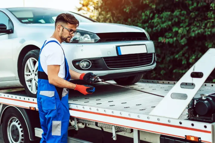 Mechanik przygotowuje auto do transportu. Zastanawiasz się, ile czasu na wyrejestrowanie auta po sprzedaży?