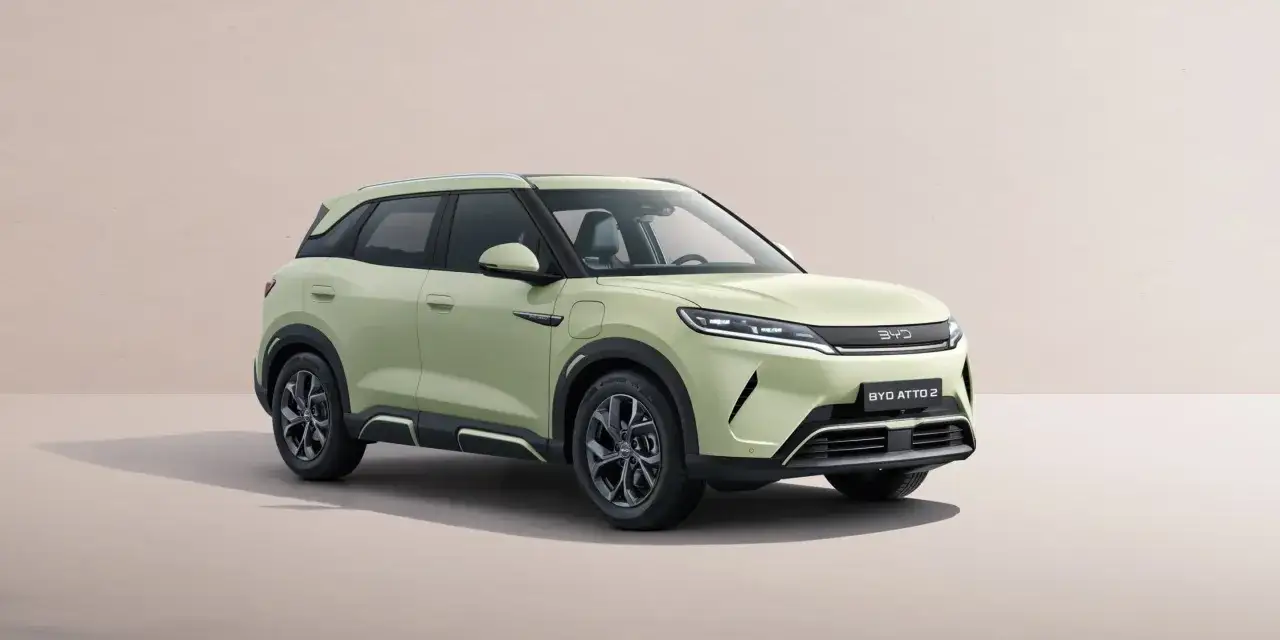 Jasnozielony BYD ATTO 2, nowoczesny SUV, prezentuje się na neutralnym tle.