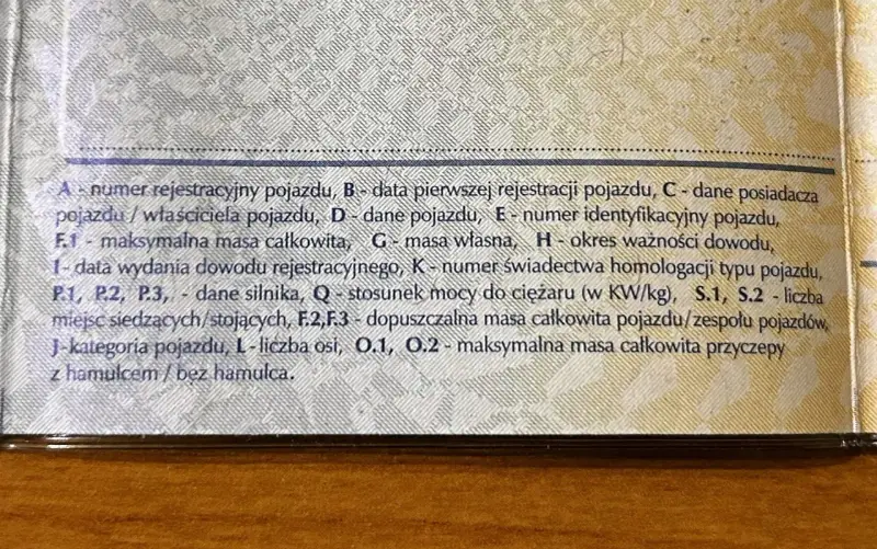Fragment dowodu rejestracyjnego z danymi pojazdu, w tym pole F.1 - maksymalna masa całkowita.